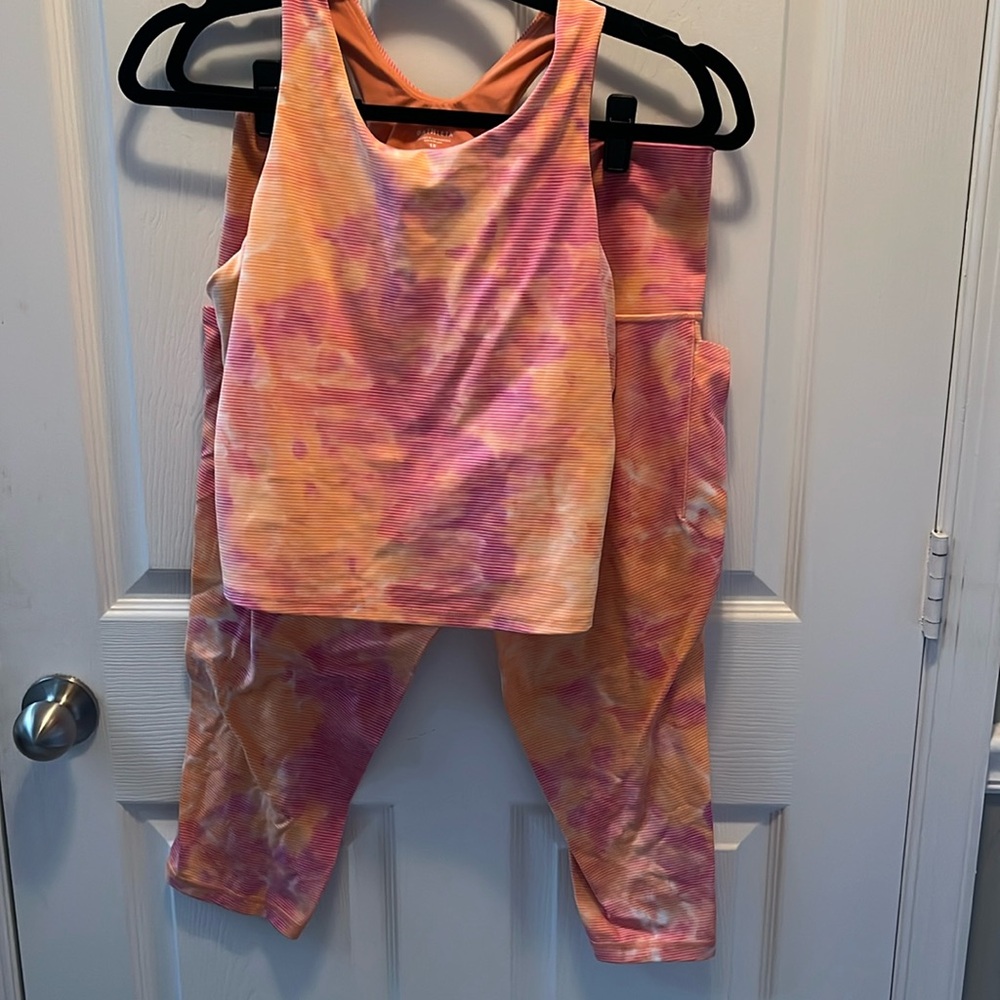 ATHLETA Salutation stash pocket to Capri 1X and T strap bra set